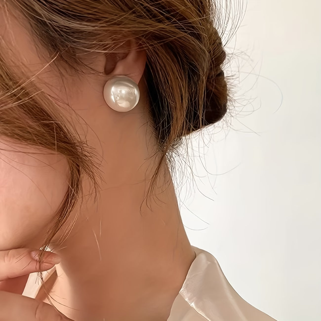 VIVIENNE | ELEGANT PEARL STUD EARRINGS