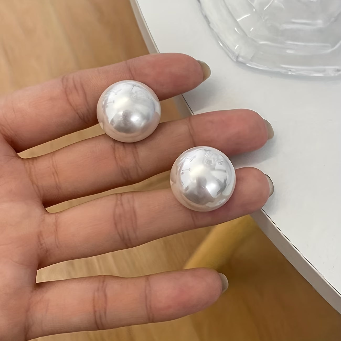 VIVIENNE | ELEGANT PEARL STUD EARRINGS