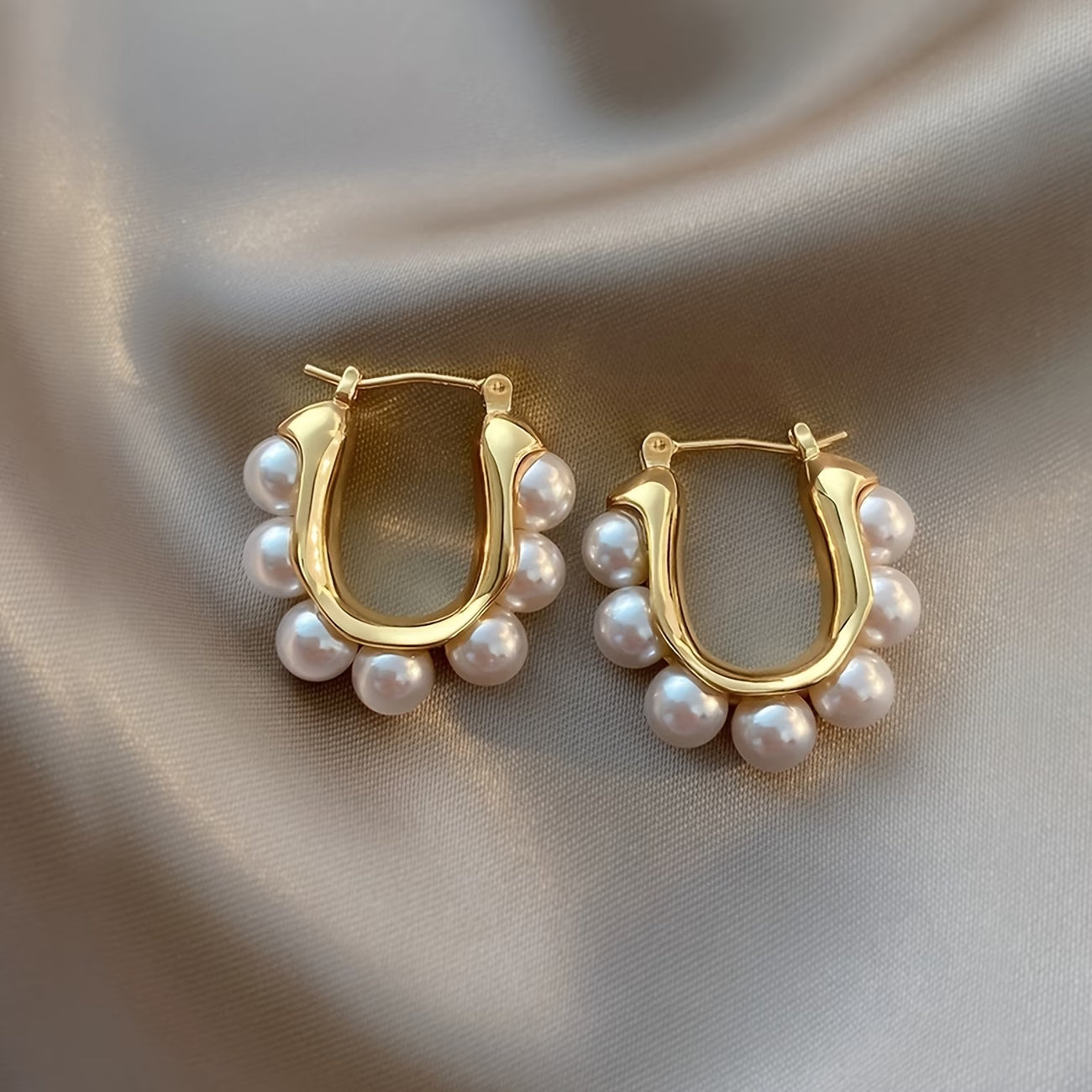 PEARLA | HOOP EARRINGS WITH CLUSTERED PEARLS