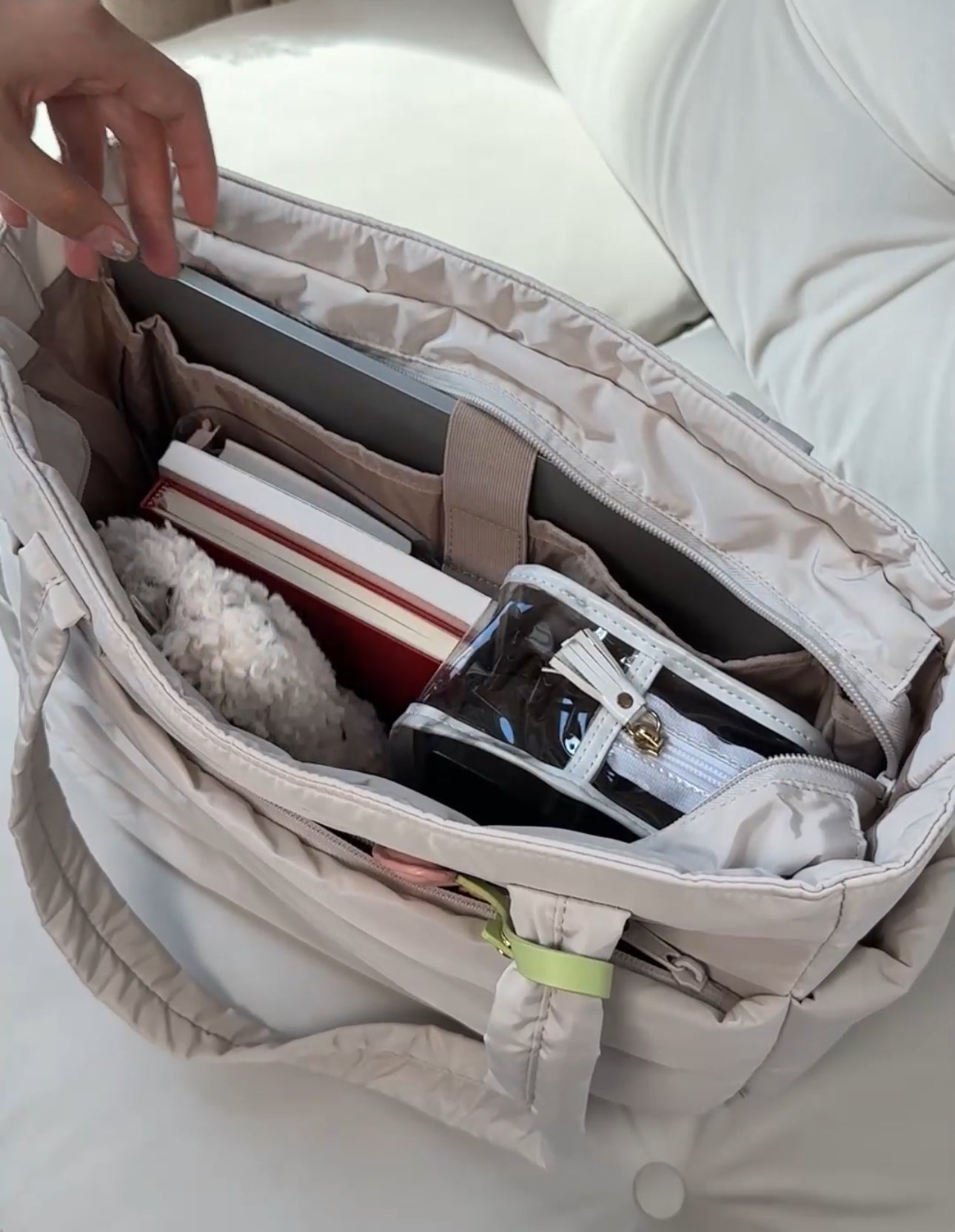 CALYSS | Bubble Shoulder Bag Featuring Multiple Pockets