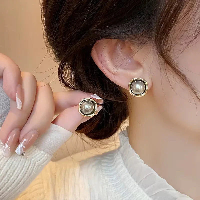 RAVENNA | ELEGANT BLACK PEARL STUD EARRINGS