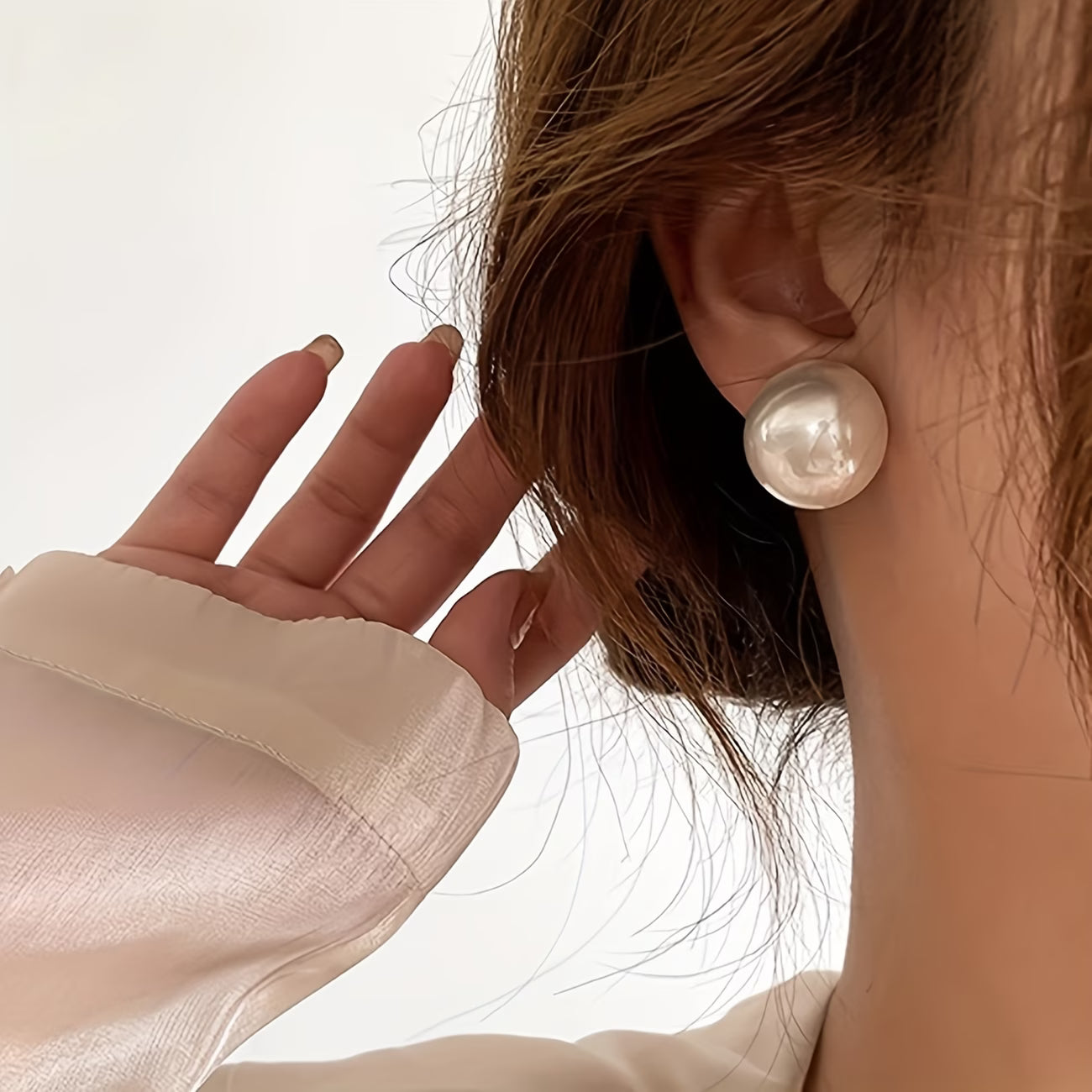VIVIENNE | ELEGANT PEARL STUD EARRINGS