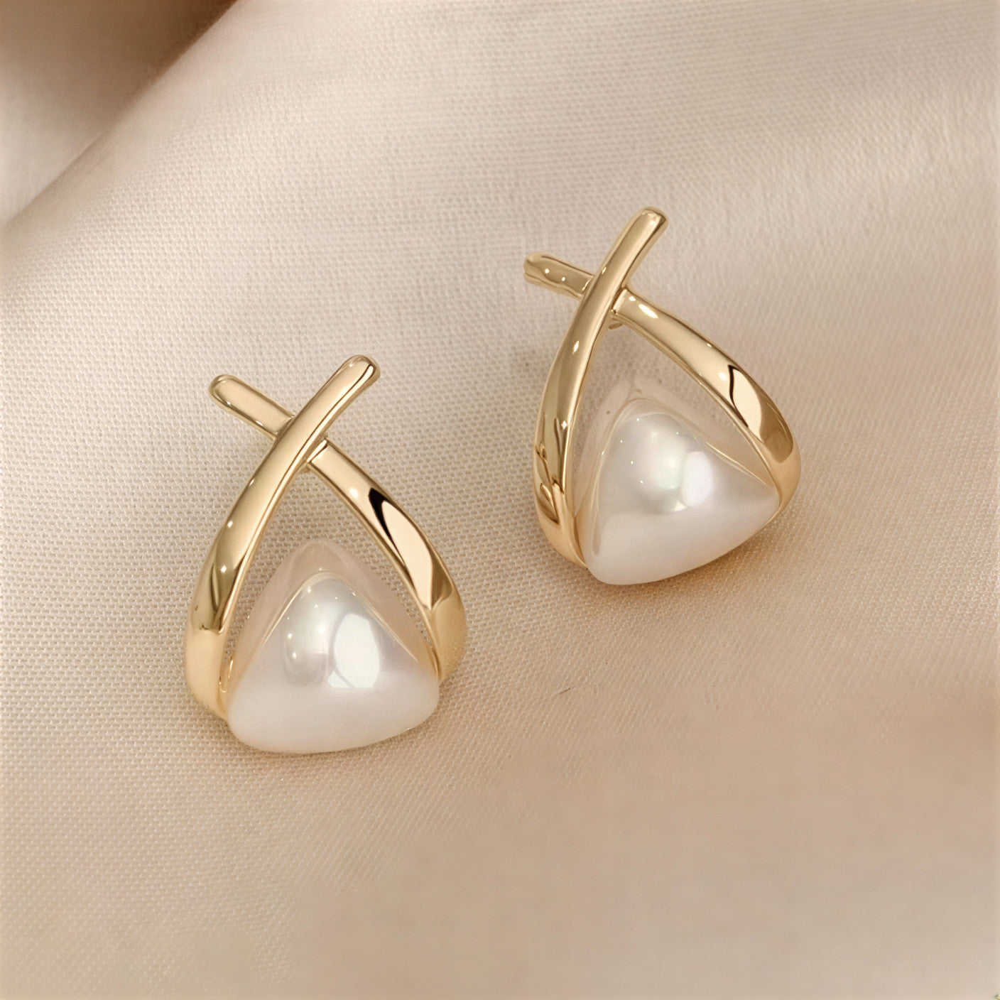 ELARA | CLASSIC PEARL EARRINGS FOR EVERYDAY WEAR