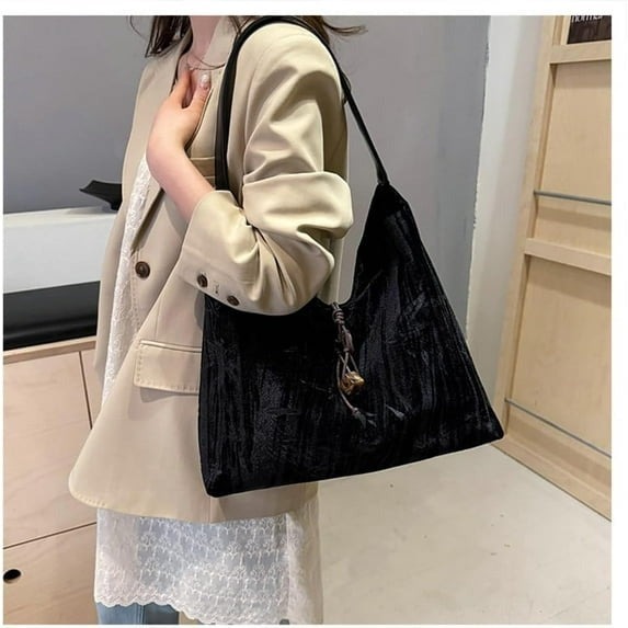 Amélie - Luxurious Velvet Crossbody Bag