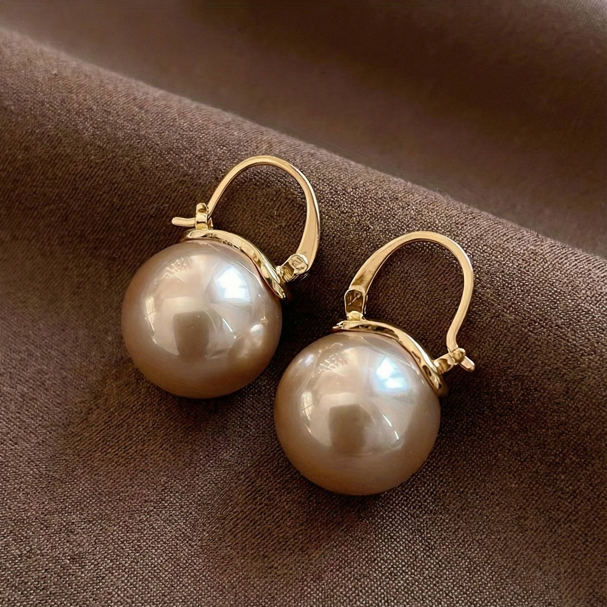 PERLA | PEARL-TOUCHED EARRINGS