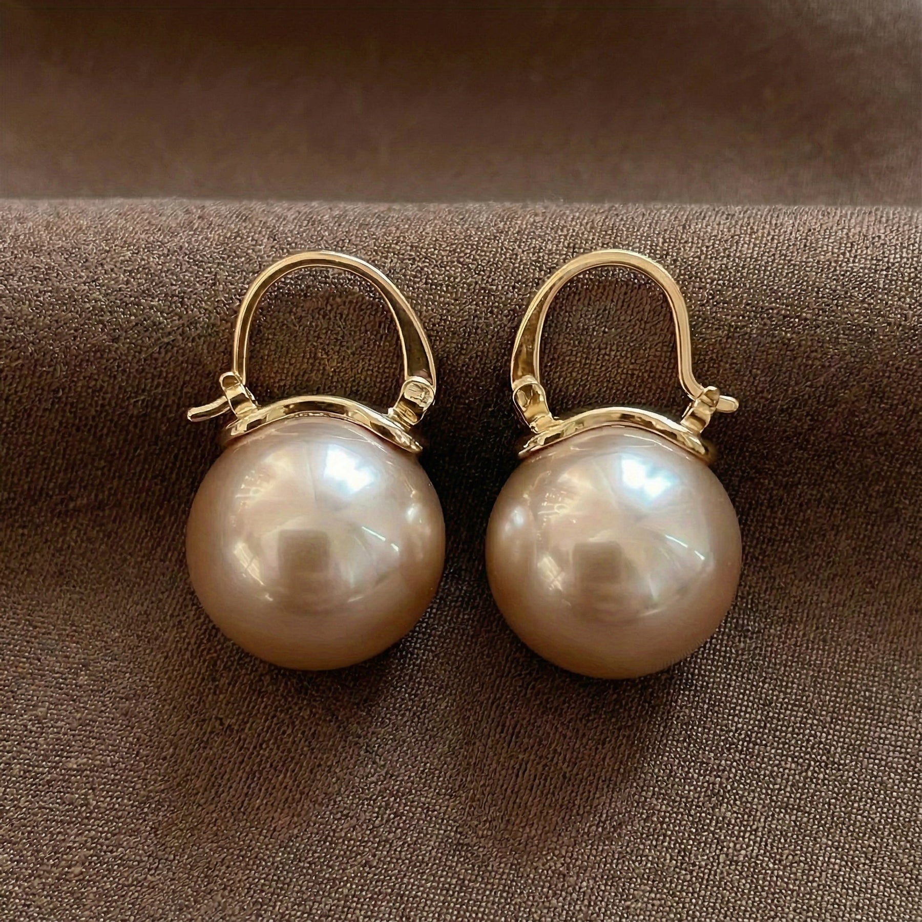 PERLA | PEARL-TOUCHED EARRINGS